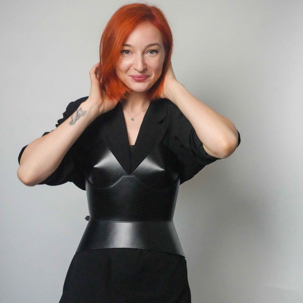 Black leather corset belt – Round Body by Aria Margo