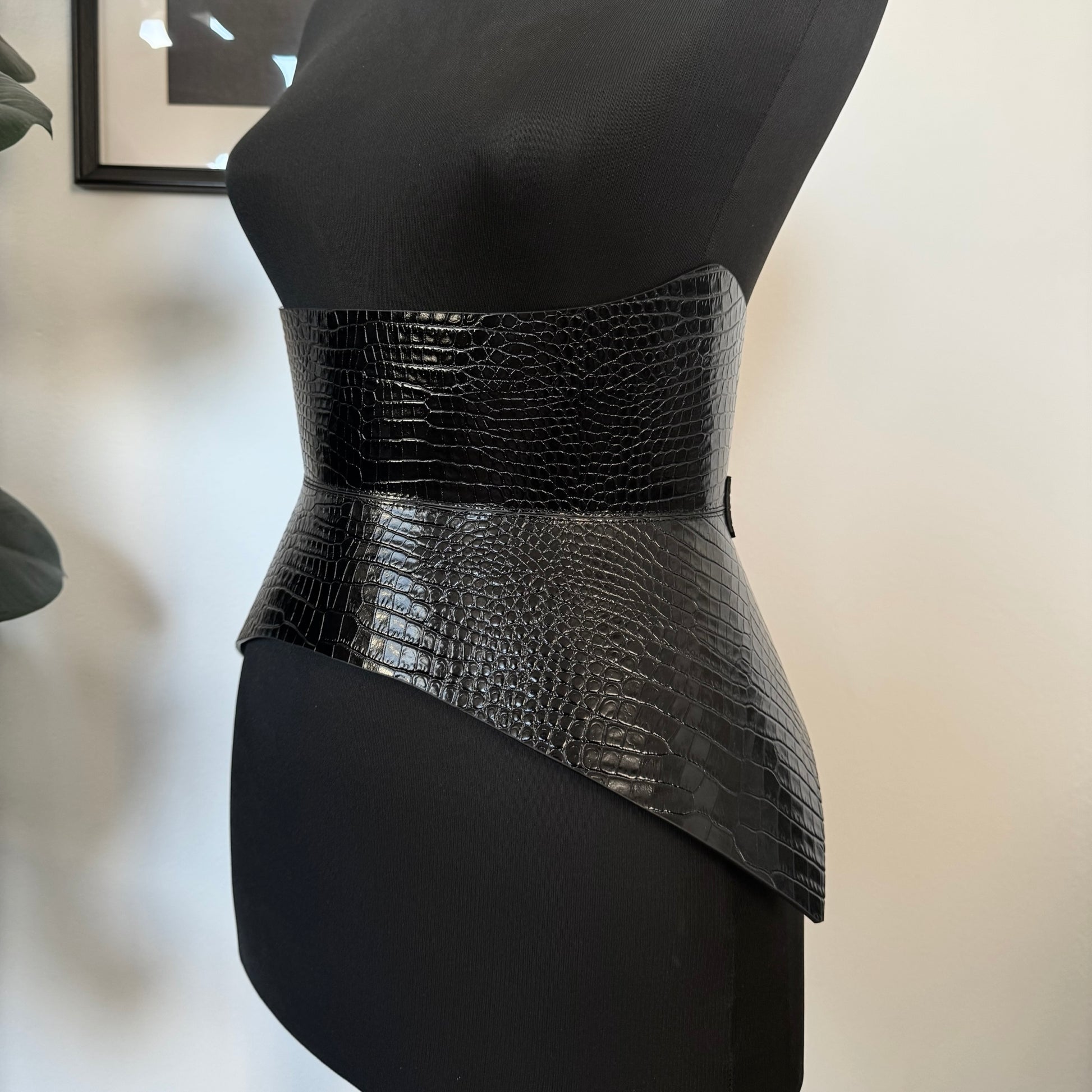 Black leather corset belt – Hallo by Aria Margo